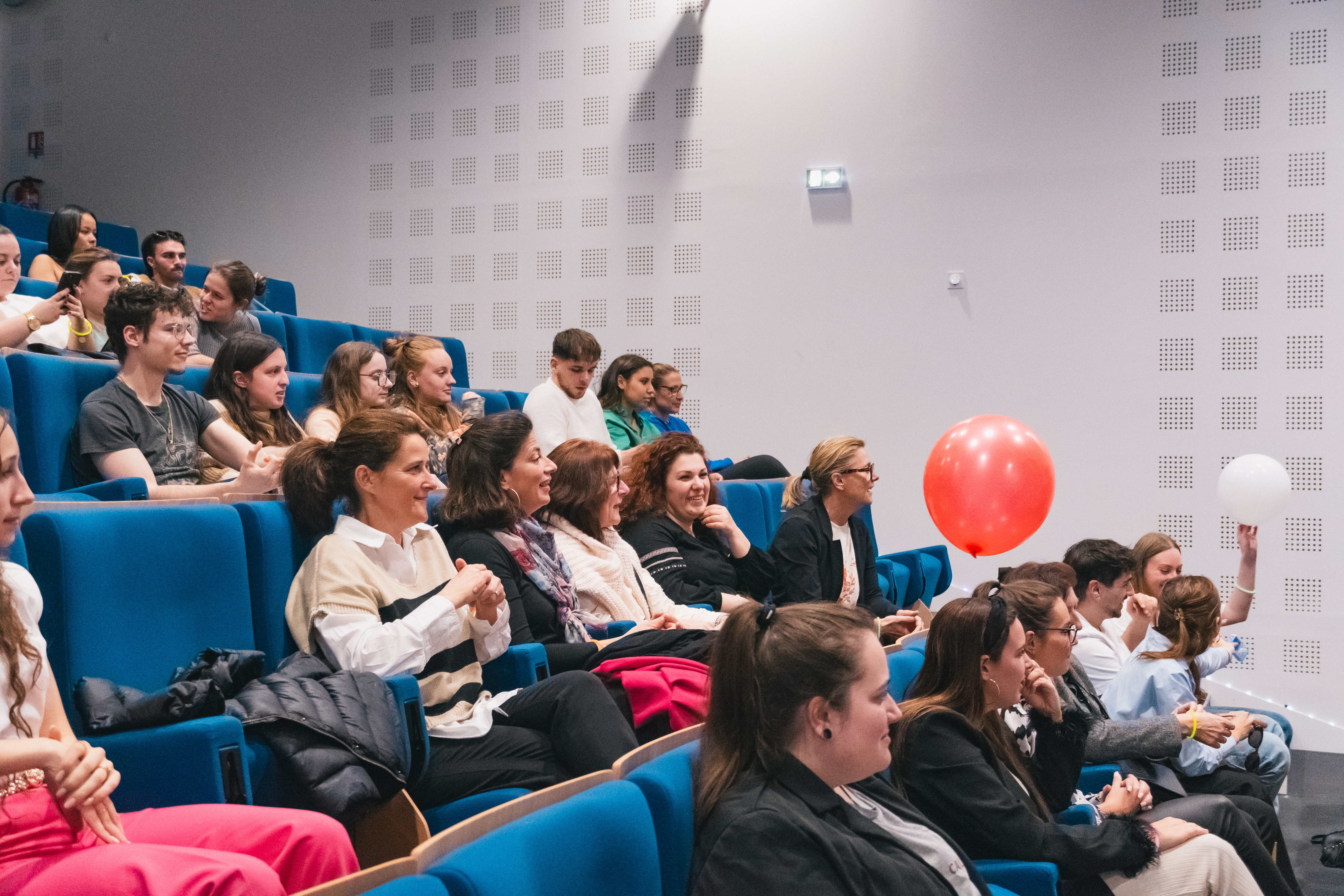 Salle d'auditorium pleine avec ballons