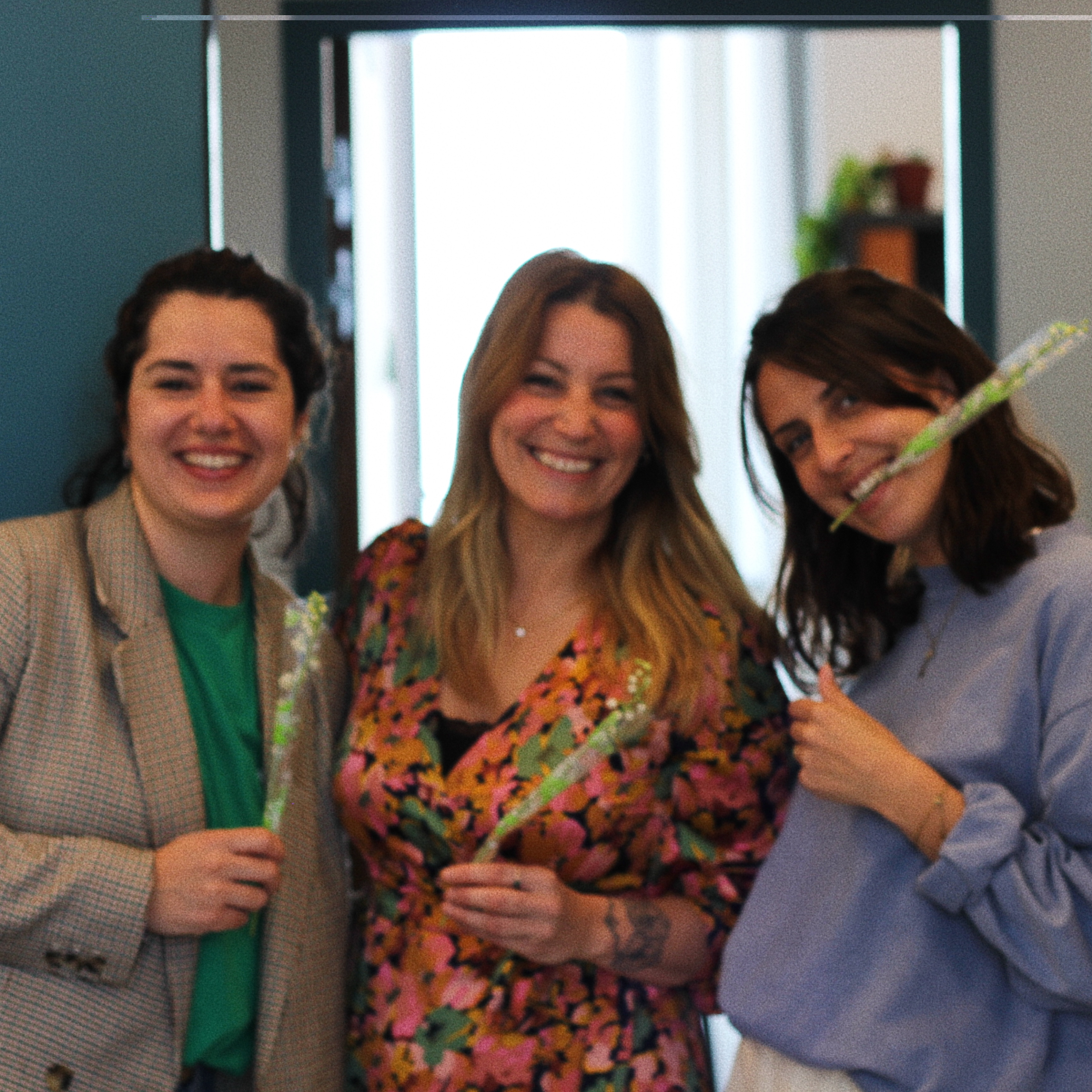 Distribution du muguet au personnel du campus Vidal à Toulouse