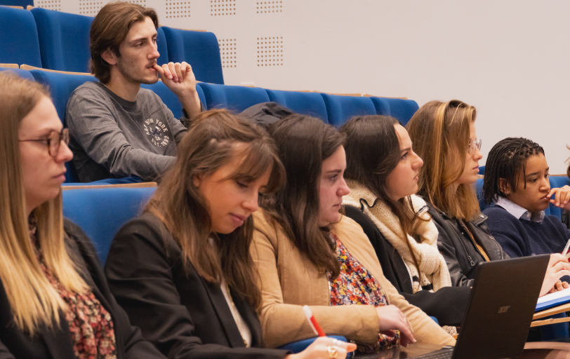 élèves qui prennent des notes durant le brief d'un annonceur